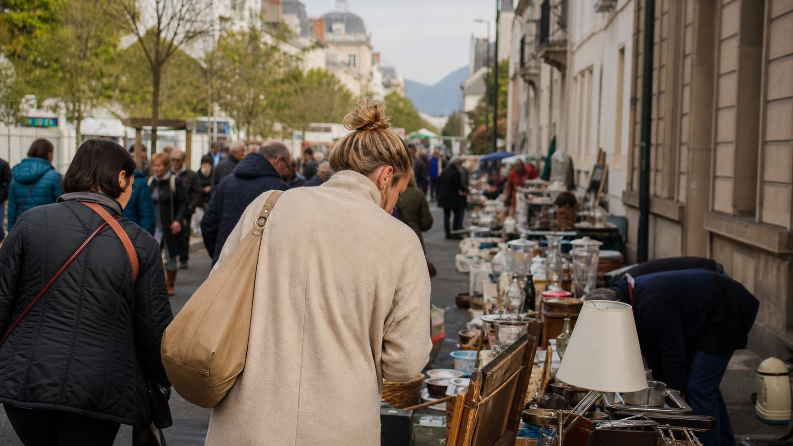 Vide-grenier animé dans une rue de quartier